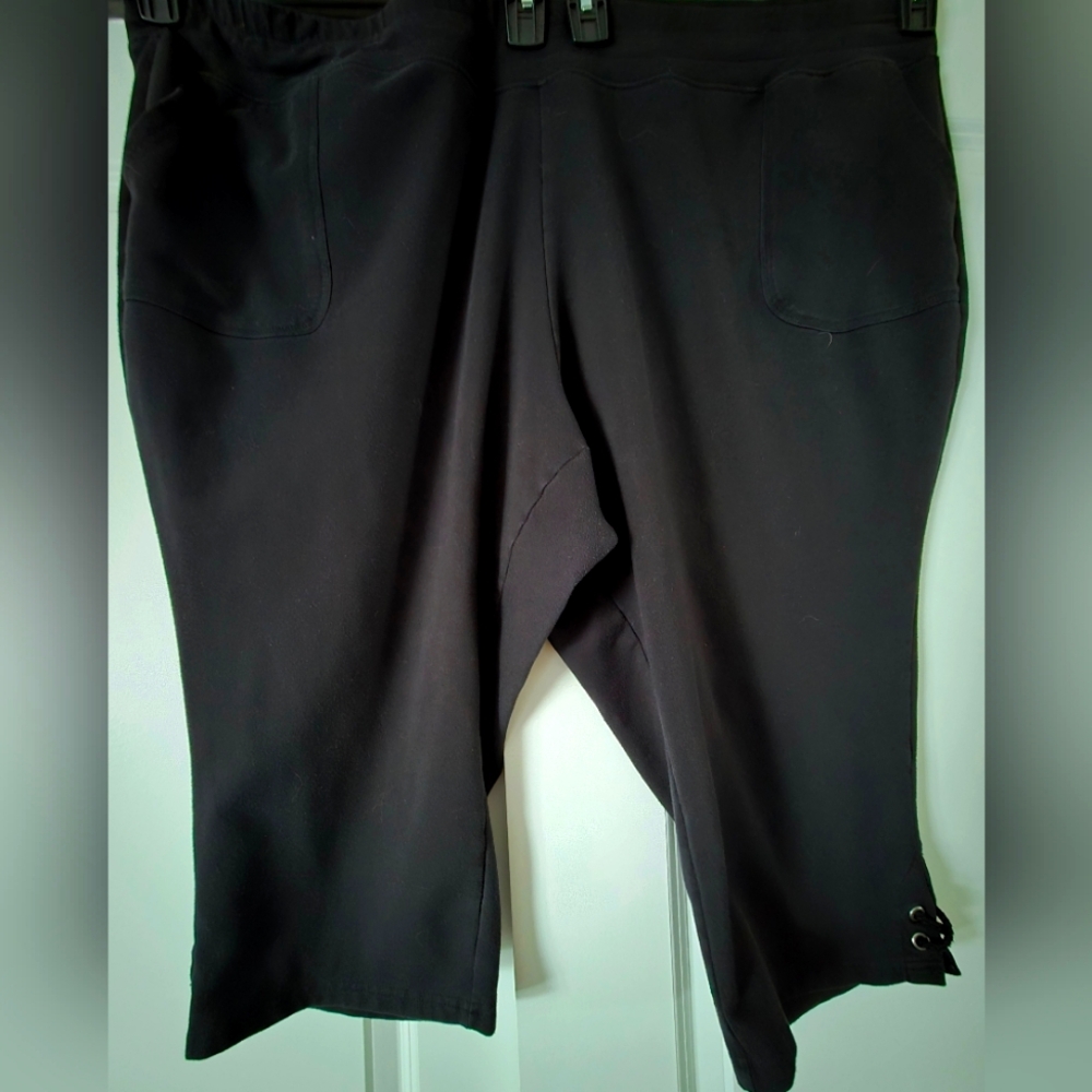 Black knit capris Avenue Size 30/32